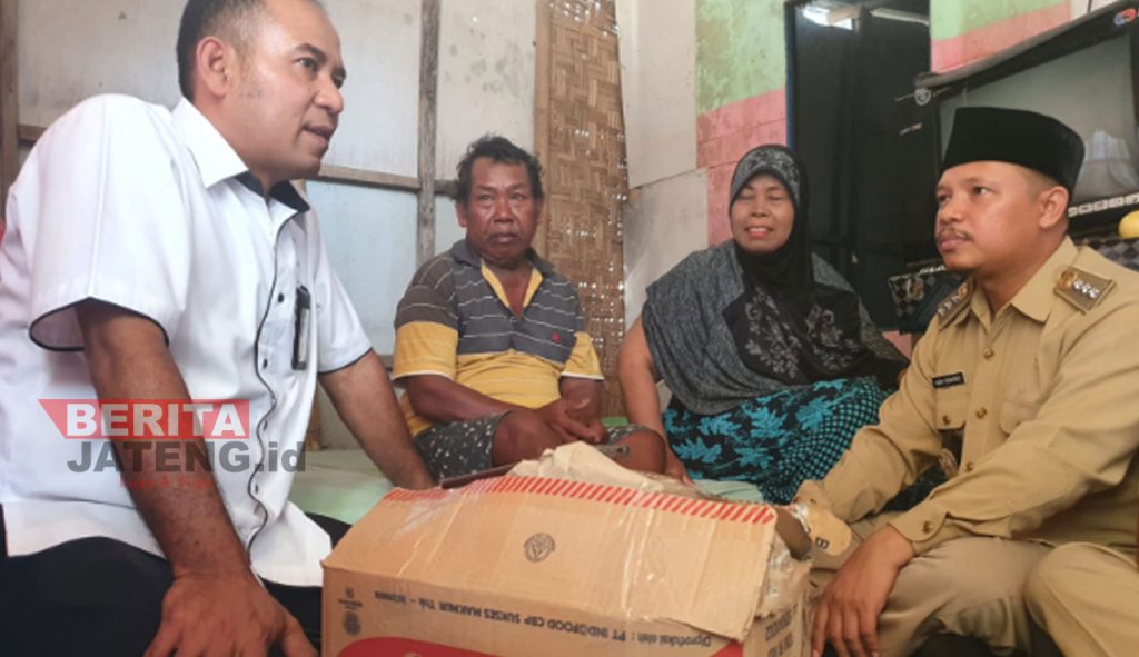 Pekerja Sosial Muda Sentra Margo Laras Kemensos Pati, Wahyu Sri Pamarto Putro (kiri) bersama Camat Dukuhseti, Agus Sunarko (kanan) saat meninjau kondisi Mbah Saiman di Desa Banyutowo, Kecamatan Dukuhseti, Kabupaten Pati. (Istimewa)