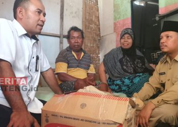 Pekerja Sosial Muda Sentra Margo Laras Kemensos Pati, Wahyu Sri Pamarto Putro (kiri) bersama Camat Dukuhseti, Agus Sunarko (kanan) saat meninjau kondisi Mbah Saiman di Desa Banyutowo, Kecamatan Dukuhseti, Kabupaten Pati. (Istimewa)