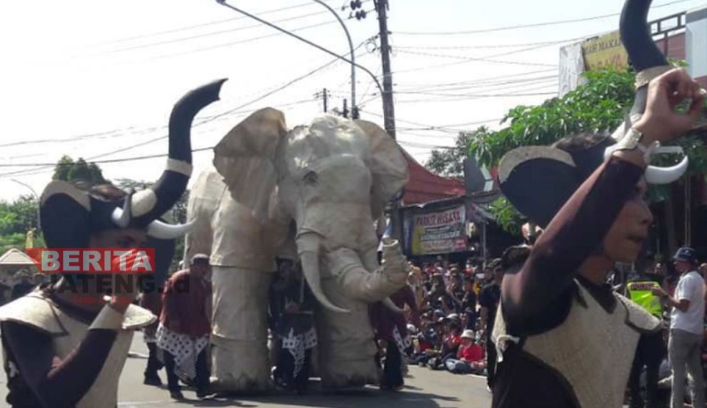 Peserta dari Desa Kembanglimus mengusung instalasi gajah pada kirab budaya G20 di Kecamatan Borobudur, Kabupaten Magelang pada Senin, 12 September 2022. (Istimewa)