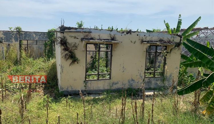 Kondisi Kantor Kecamatan Kaliwungu Selatan yang mangkrak di Desa Magelung, Kabupaten Kendal. (Arvian Maulana/Koran Lingkar)