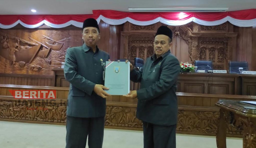 Penyerahan keputusan Perubahan KUA PPAS Kabupaten Rembang Tahun Anggaran 2022 oleh Ketua DPRD, Supadi kepada Bupati Rembang, Abdul Hafidz di Ruang Sidang Paripurna pada Senin, 19 September 2022. (R. Teguh Wibowo/Koran Lingkar)