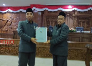Penyerahan keputusan Perubahan KUA PPAS Kabupaten Rembang Tahun Anggaran 2022 oleh Ketua DPRD, Supadi kepada Bupati Rembang, Abdul Hafidz di Ruang Sidang Paripurna pada Senin, 19 September 2022. (R. Teguh Wibowo/Koran Lingkar)
