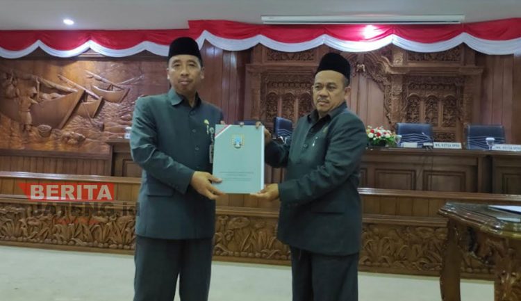 Penyerahan keputusan Perubahan KUA PPAS Kabupaten Rembang Tahun Anggaran 2022 oleh Ketua DPRD, Supadi kepada Bupati Rembang, Abdul Hafidz di Ruang Sidang Paripurna pada Senin, 19 September 2022. (R. Teguh Wibowo/Koran Lingkar)