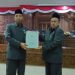 Pengesahan KUA PPAS 2022 DPRD Rembang Minta Inspektorat Lakukan Pemeriksaan Desa yang Sedang Melangsungkan Pilkades 8 Penyerahan keputusan Perubahan KUA PPAS Kabupaten Rembang Tahun Anggaran 2022 oleh Ketua DPRD, Supadi kepada Bupati Rembang, Abdul Hafidz di Ruang Sidang Paripurna pada Senin, 19 September 2022. (R. Teguh Wibowo/Koran Lingkar)