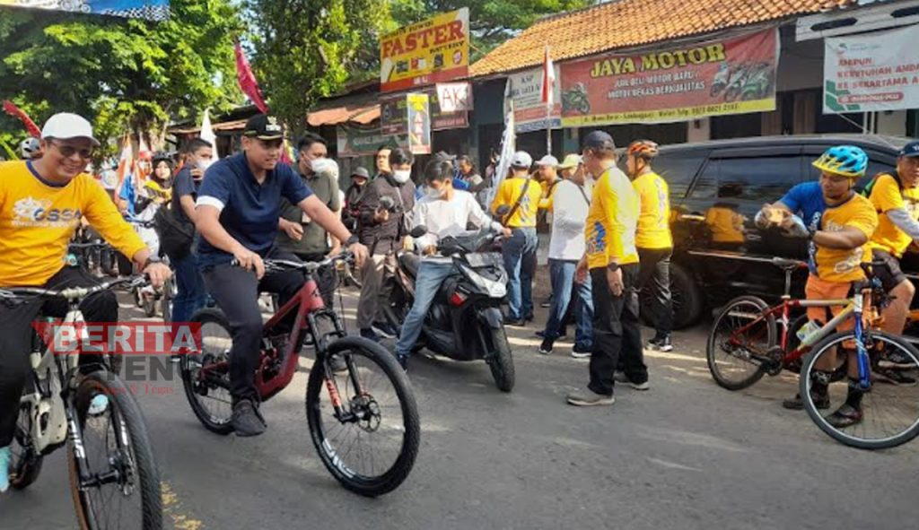 Bupati Kendal, Dico M Ganinduto saat bersepeda bersama ribuan peserta dalam rangka memperingati Haornas sekaligus HUT ke-12 Koperasi Simpan Pinjam (KSP) Surya Artha pada Minggu, 18 September 2022. (Arvian Maulana/Koran Lingkar)