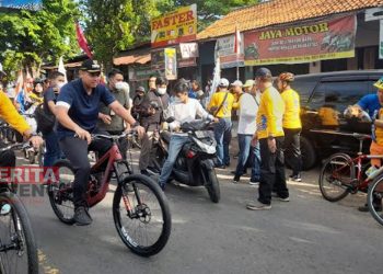 Bupati Kendal, Dico M Ganinduto saat bersepeda bersama ribuan peserta dalam rangka memperingati Haornas sekaligus HUT ke-12 Koperasi Simpan Pinjam (KSP) Surya Artha pada Minggu, 18 September 2022. (Arvian Maulana/Koran Lingkar)
