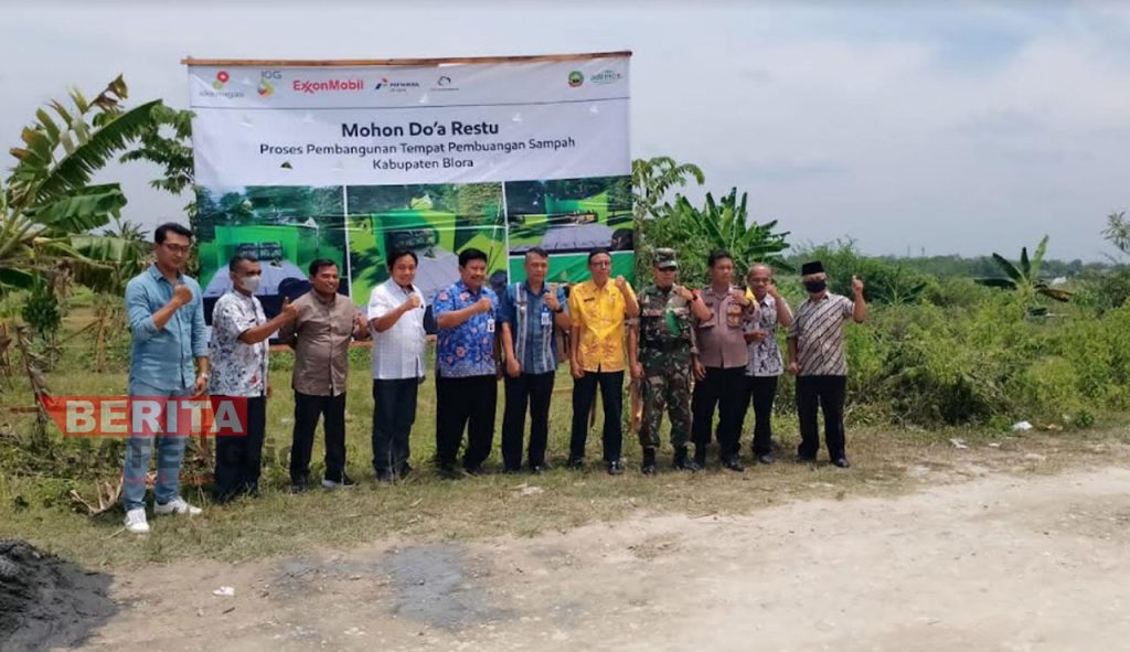 DLH Blora bersama perwakilan beberapa perusahaan meninjau lokasi TPS di Kelurahan Mlangsen, Kabupaten Blora pada Rabu, 21 September 2022. (Lilik Yuliantoro/Koran Lingkar)
