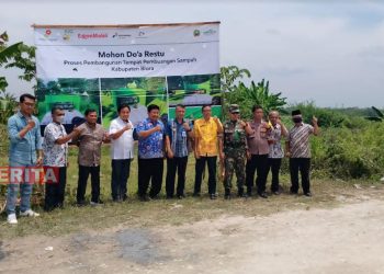 DLH Blora bersama perwakilan beberapa perusahaan meninjau lokasi TPS di Kelurahan Mlangsen, Kabupaten Blora pada Rabu, 21 September 2022. (Lilik Yuliantoro/Koran Lingkar)