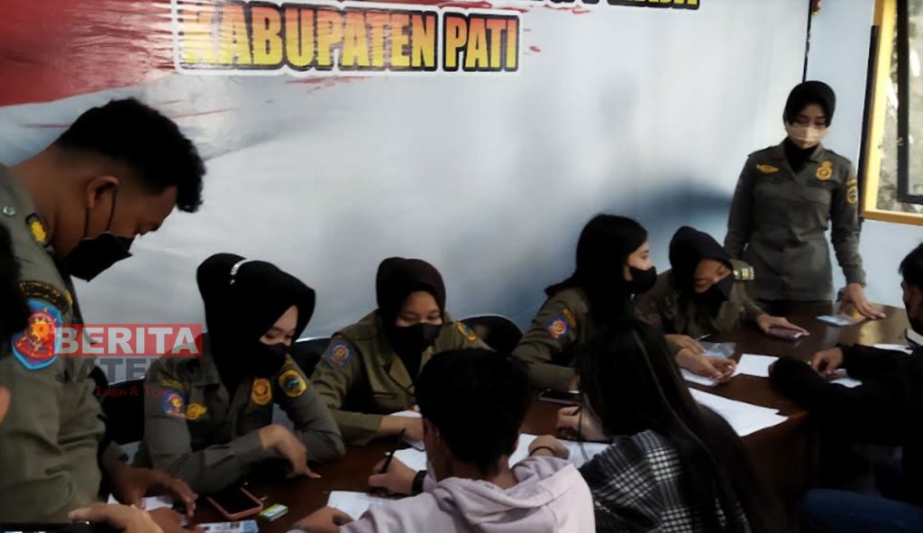 Pasangan yang terjaring razia dimintai keterangan oleh Satpol PP Pati pada Jumat, 2 September 2022. (Aziz Afifi/Koran Lingkar)