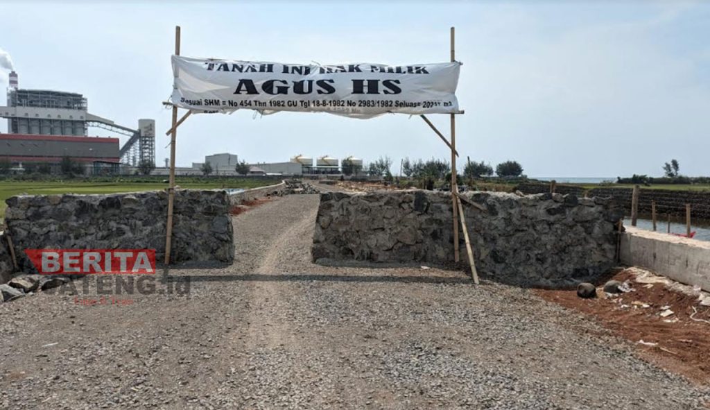 Bangunan permanen yang didirikan AHS di lahan sengketa. (Kanan) Bangunan AHS setelah dirobohkan secara sukarela setelah mendapatkan surat teguran ketiga dari Pemkab Jepara. (Muslichul Basid/Koran Lingkar)