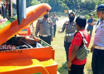 Pemeriksaan unit kereta wisata oleh penguji kelaikan jalan dari Dinas Perhubungan Kabupaten Rembang bersama Satlantas Polres Rembang. (R. Teguh Wibowo/Koran Lingkar)