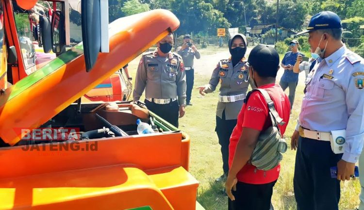 Tak Penuhi Standar Keselamatan, Kereta Wisata Dilarang Beroperasi di Jalan Raya Rembang 1 Pemeriksaan unit kereta wisata oleh penguji kelaikan jalan dari Dinas Perhubungan Kabupaten Rembang bersama Satlantas Polres Rembang. (R. Teguh Wibowo/Koran Lingkar)