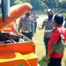Tak Penuhi Standar Keselamatan, Kereta Wisata Dilarang Beroperasi di Jalan Raya Rembang 8 Pemeriksaan unit kereta wisata oleh penguji kelaikan jalan dari Dinas Perhubungan Kabupaten Rembang bersama Satlantas Polres Rembang. (R. Teguh Wibowo/Koran Lingkar)