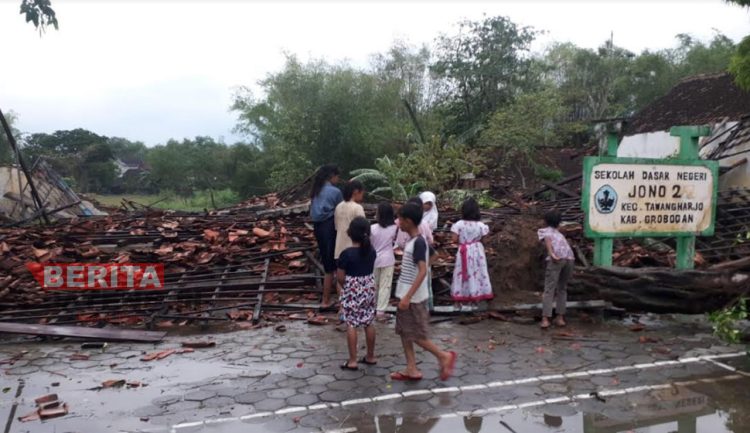 Bangunan SDN 02 Jono, Kecamatan Tawangharjo, Kabupaten Grobogan alami roboh. (Muhamad Ansori/Koran Lingkar)