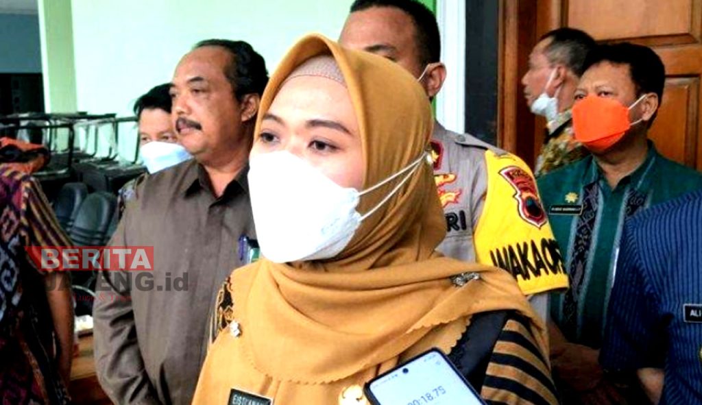 Bupati Demak, Eisti'anah saat dimintai keterangan oleh awak media. (Tomi Budianto/Koran Lingkar)