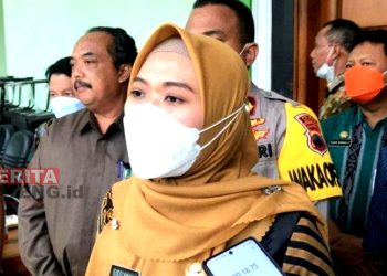 Bupati Demak, Eisti'anah saat dimintai keterangan oleh awak media. (Tomi Budianto/Koran Lingkar)