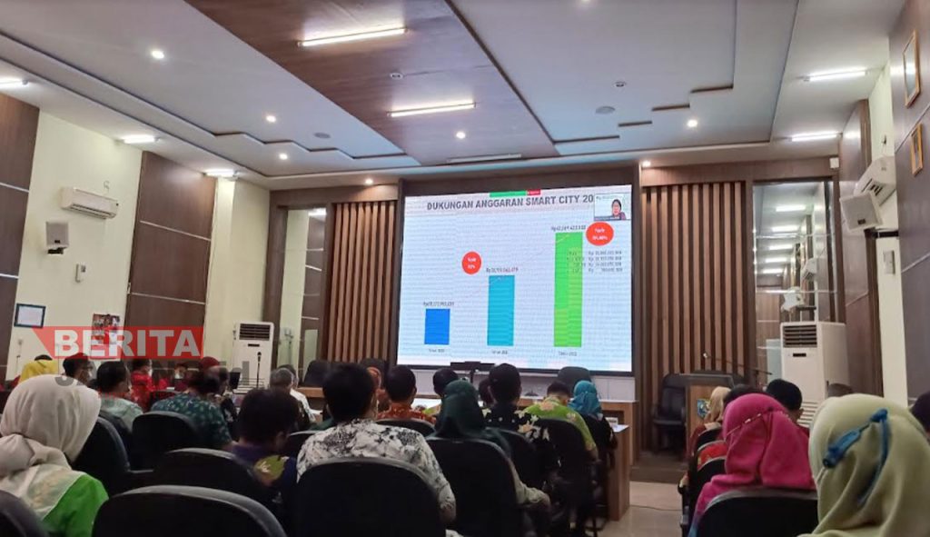 Bupati Demak, Eisti'anah didampingi jajarannya saat memaparkan materi di hadapan tim asesor secara virtual. (Tomi Budianto/Koran Lingkar)