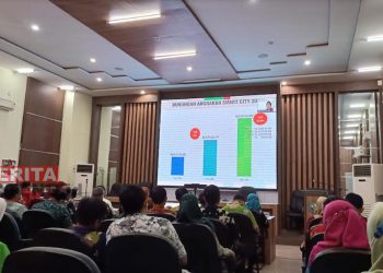 Bupati Demak, Eisti'anah didampingi jajarannya saat memaparkan materi di hadapan tim asesor secara virtual. (Tomi Budianto/Koran Lingkar)
