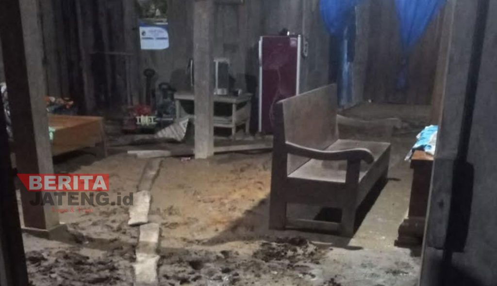 Kondisi salah satu rumah warga di Kecamatan Ngaringan yang sempat terendam banjir bandang Kamis, 13 Oktober 2022 malam. (Muhamad Ansori/Koran Lingkar)