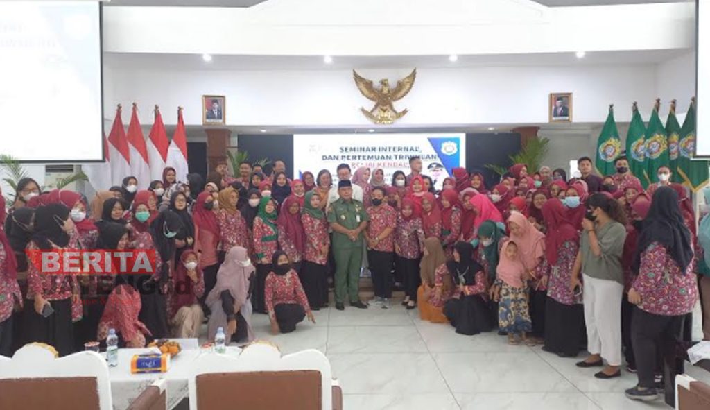 Foto bersama usai acara Seminar Intern dan Pertemuan Triwulan PC IAI Kendal di Pendopo Tumenggung Bahurekso Setda Kendal pada Kamis, 6 Oktober 2022. (Arvian Maulana/Koran Lingkar)