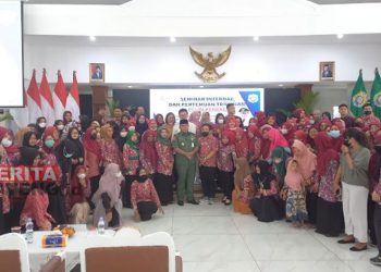 Foto bersama usai acara Seminar Intern dan Pertemuan Triwulan PC IAI Kendal di Pendopo Tumenggung Bahurekso Setda Kendal pada Kamis, 6 Oktober 2022. (Arvian Maulana/Koran Lingkar)