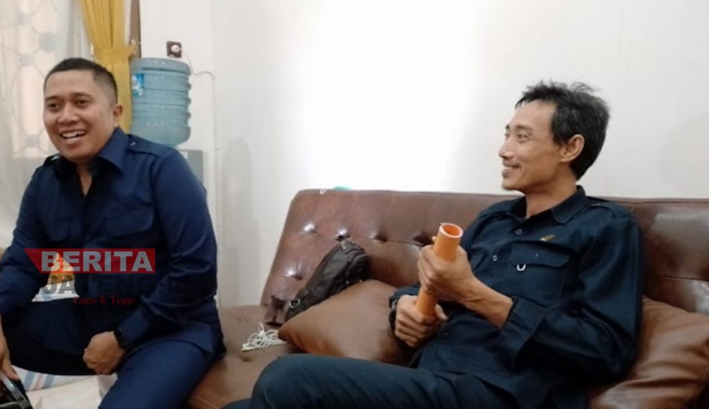 Anggota DPRD Pati, Ali Mundir (kanan) saat ditemui awak media. (Arif Febriyanto/Beritajateng.id)