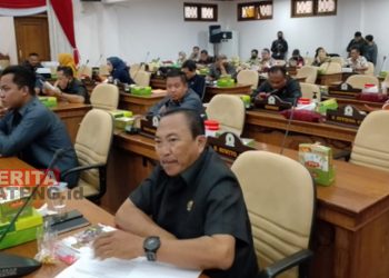 Wakil Ketua Komisi C DPRD Pati, Irianto Budi Utomo (tengah) saat menerima audiensi LSM Laskar Joyo Kusumo pada beberapa waktu lalu. (Arif Febriyanto/Beritajateng.id)