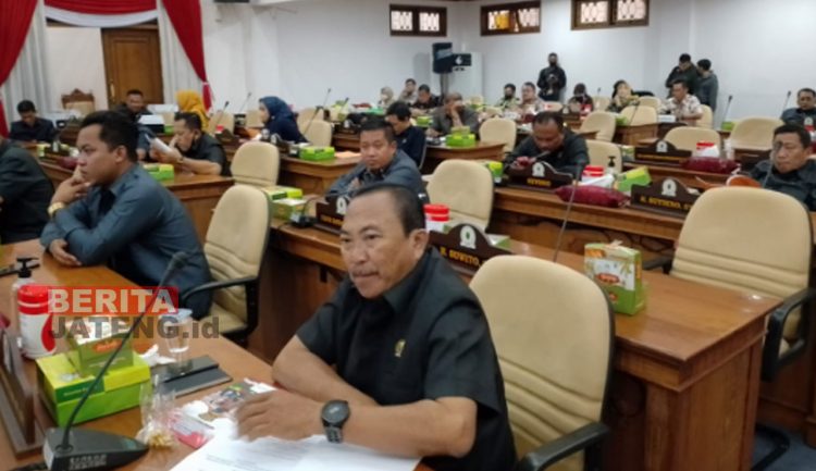 Wakil Ketua Komisi C DPRD Pati, Irianto Budi Utomo (tengah) saat menerima audiensi LSM Laskar Joyo Kusumo pada beberapa waktu lalu. (Arif Febriyanto/Beritajateng.id)
