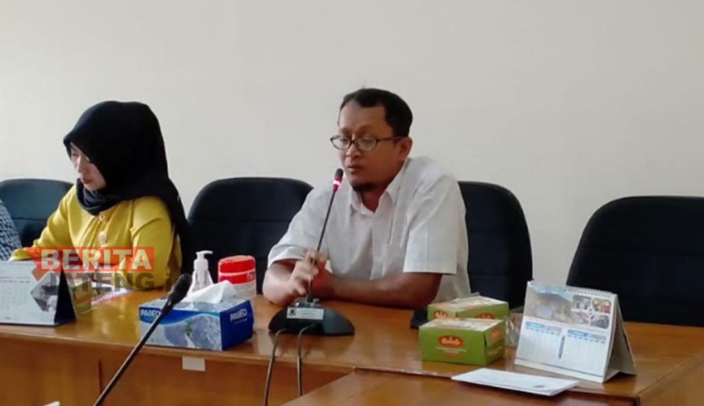 Anggota Komisi C DPRD Kabupaten Pati, Karmijan (berbaju putih) saat menerima audiensi LSM Laskar Joyo Kusumo pada beberapa waktu lalu. (Arif Febriyanto/Lingkarjateng.id)