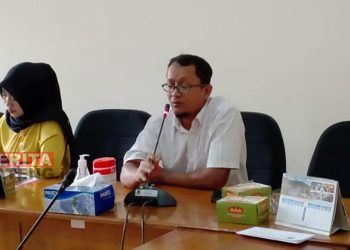 Anggota Komisi C DPRD Kabupaten Pati, Karmijan (berbaju putih) saat menerima audiensi LSM Laskar Joyo Kusumo pada beberapa waktu lalu. (Arif Febriyanto/Lingkarjateng.id)