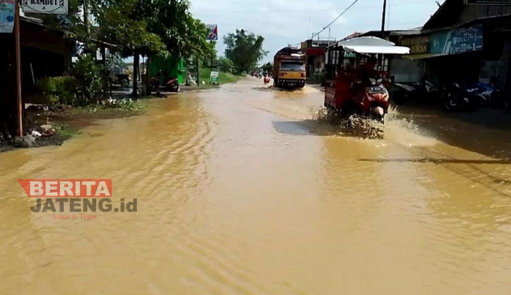 Banjir menggenangi Jalan Winong-Jakenan pada beberapa waktu lalu. (Arif Febriyanto/Beritajateng.id)