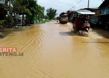 Banjir menggenangi Jalan Winong-Jakenan pada beberapa waktu lalu. (Arif Febriyanto/Beritajateng.id)