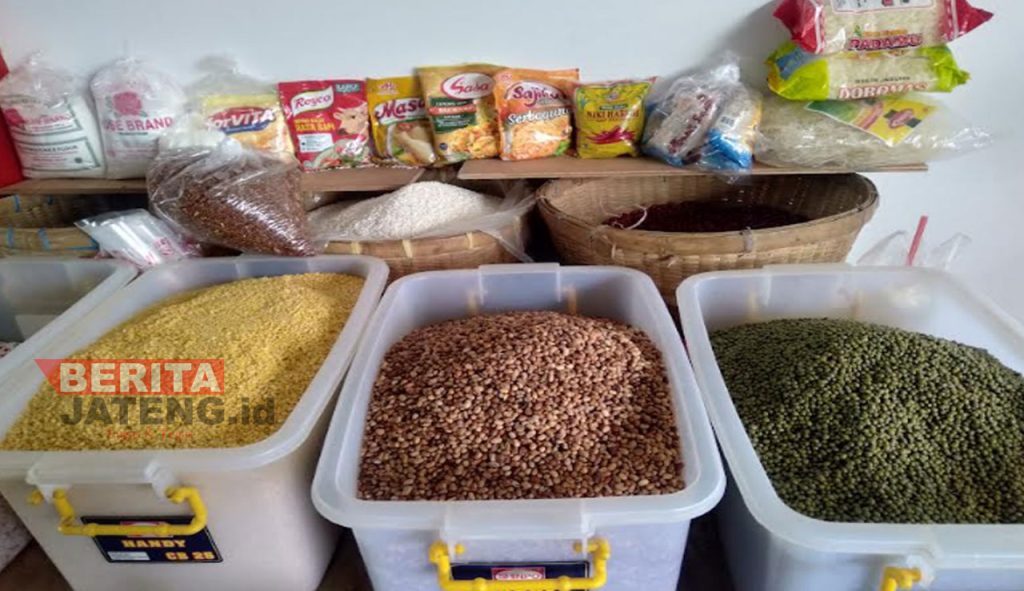 Potret berbagai jenis kacang di sebuah lapak di Pasar Johar Baru Semarang. (Adimungkas/Koran Lingkar)