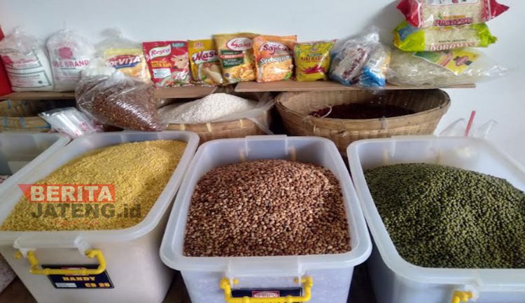 Potret berbagai jenis kacang di sebuah lapak di Pasar Johar Baru Semarang. (Adimungkas/Koran Lingkar)