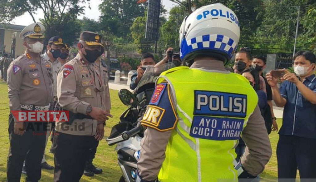 Wakapolda Jateng Brigjen Pol. Abiyoso Seno Aji mengecek kesiapan personel yang akan bertugas di Operasi Zebra Candi 2022 di Mapolda Jateng pada Senin, 3 Oktober 2022. (Antara)