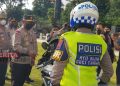 Wakapolda Jateng Brigjen Pol. Abiyoso Seno Aji mengecek kesiapan personel yang akan bertugas di Operasi Zebra Candi 2022 di Mapolda Jateng pada Senin, 3 Oktober 2022. (Antara)