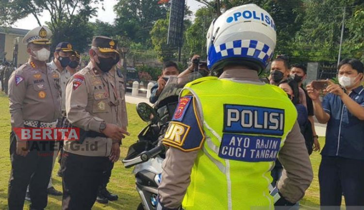 Wakapolda Jateng Brigjen Pol. Abiyoso Seno Aji mengecek kesiapan personel yang akan bertugas di Operasi Zebra Candi 2022 di Mapolda Jateng pada Senin, 3 Oktober 2022. (Antara)