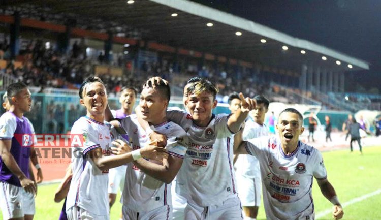 Para pemain Persipa saat melakukan selebrasi usai mencetak gol ke gawang lawan pada beberapa waktu lalu. (Istimewa)
