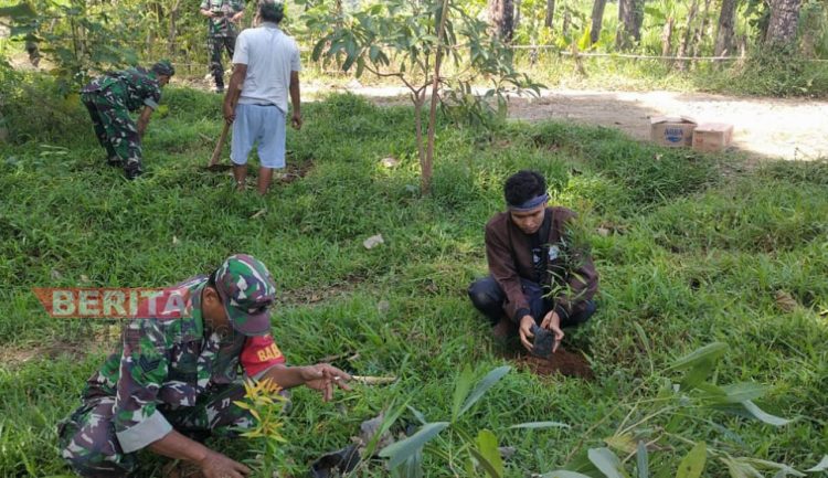 Mahasiswa KKN-IK IAIN Kudus Bersama Warga Batealit Tanam 1000 Pohon