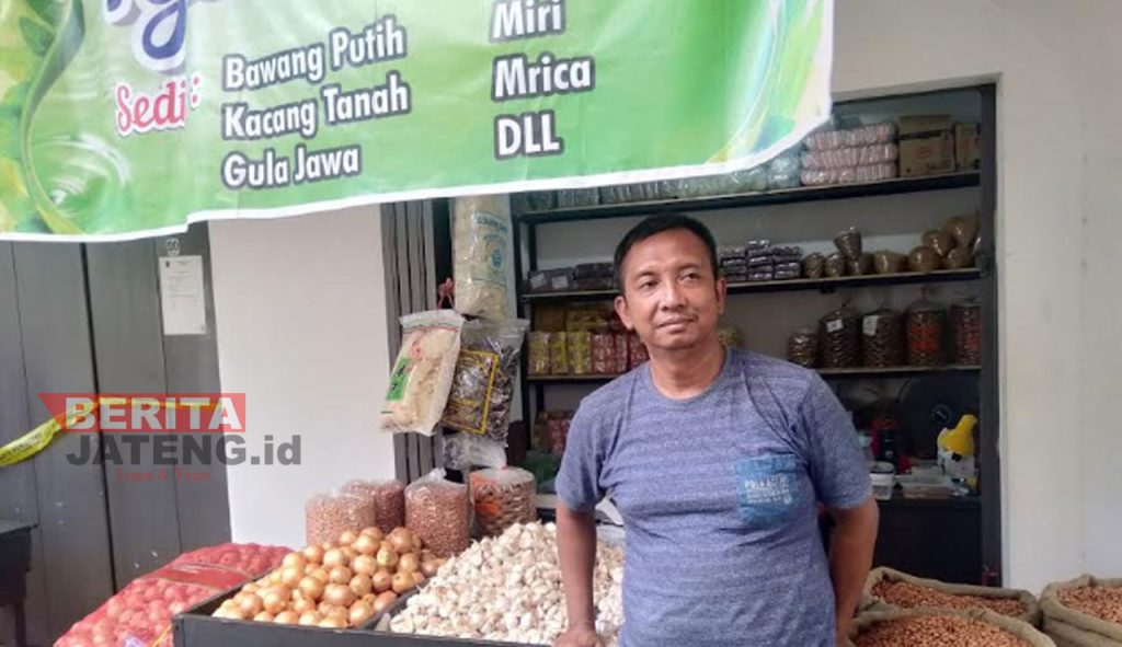 Ketua Paguyuban Pedagang Bumbon dan Sayur Robert Wibowo saat ditemui di lapak dagangannya pada Jumat, 30 September 2022. (Adimungkas/Koran Lingkar)