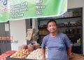 Pedagang Pasar Johar Baru Semarang Alami Penurunan Omzet, Ini Penyebabnya 16 Ketua Paguyuban Pedagang Bumbon dan Sayur Robert Wibowo saat ditemui di lapak dagangannya pada Jumat, 30 September 2022. (Adimungkas/Koran Lingkar)