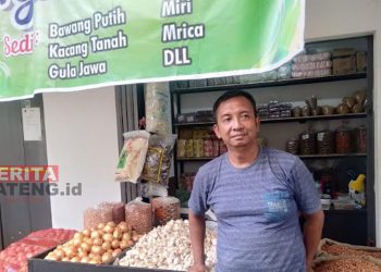 Ketua Paguyuban Pedagang Bumbon dan Sayur Robert Wibowo saat ditemui di lapak dagangannya pada Jumat, 30 September 2022. (Adimungkas/Koran Lingkar)