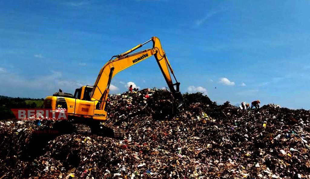 Sampah yang menggunung di Tempat Pembuangan Akhir (TPA), Kecamatan Margorejo, Kabupaten Pati. (Aziz Afifi/Koran Lingkar)