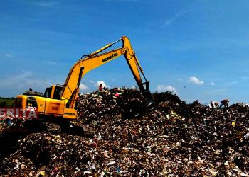 Sampah yang menggunung di Tempat Pembuangan Akhir (TPA), Kecamatan Margorejo, Kabupaten Pati. (Aziz Afifi/Koran Lingkar)