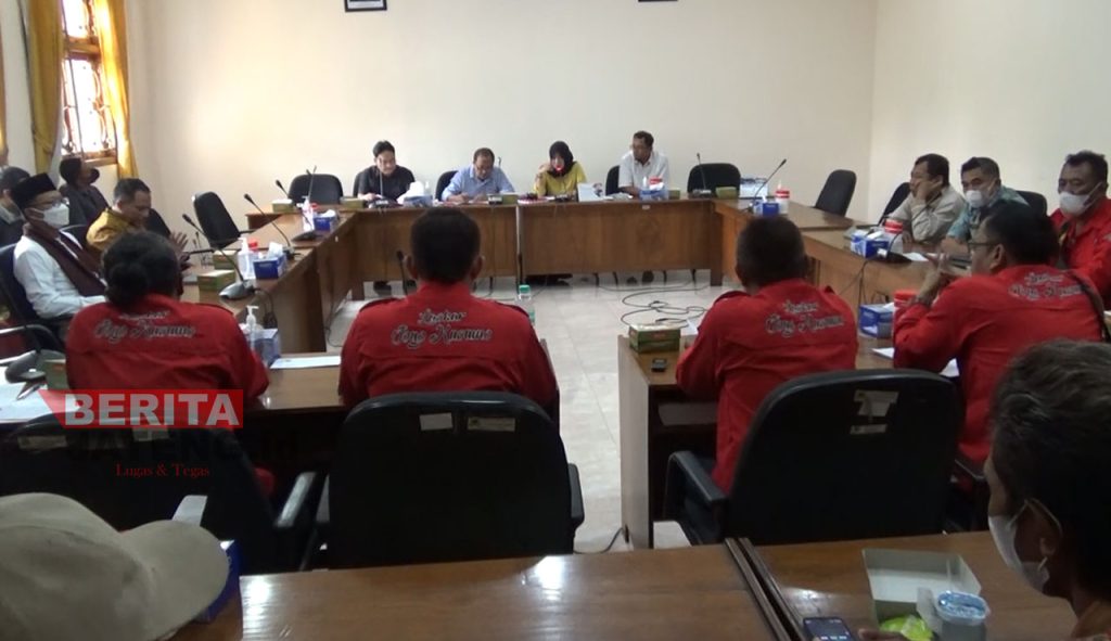 Komisi C DPRD Pati saat menerima audiensi petani dan LSM Laskar Joyo Kusumo soal penataan lahan pertanian, pada beberapa waktu lalu. (Dok. Lingkar TV/Beritajateng.id)