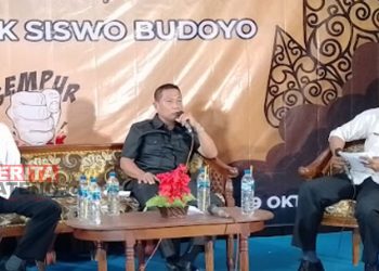 Berantas Rokok Ilegal, DPRD Pati Sutikno Minta Pemkab Gencarkan Sosialisasi ke Desa 8 Anggota Komisi C DPRD Pati, Sutikno (tengah berbaju hitam). (Arif Febriyanto/Beritajateng.id)