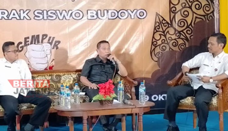 Anggota Komisi C DPRD Pati, Sutikno (tengah berbaju hitam). (Arif Febriyanto/Beritajateng.id)