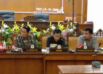Anggota DPRD Pati dari Komisi B, Narso (tengah) saat menghadiri rapat Pansus. (Arif Febriyanto/Beritajateng.id)
