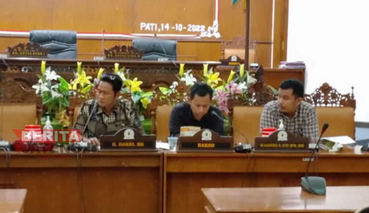 Anggota DPRD Pati dari Komisi B, Narso (tengah) saat menghadiri rapat Pansus. (Arif Febriyanto/Beritajateng.id)