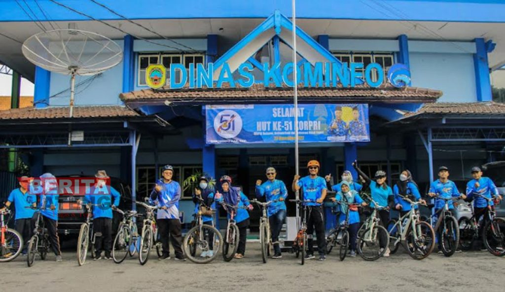 KOMPAK: Sejumlah staf dan Kepala Dinas Komunikasi dan Informatika (Diskominfo) Kabupaten Pati foto bersama di depan kantor sebelum bersepeda bersama. (Istimewa)